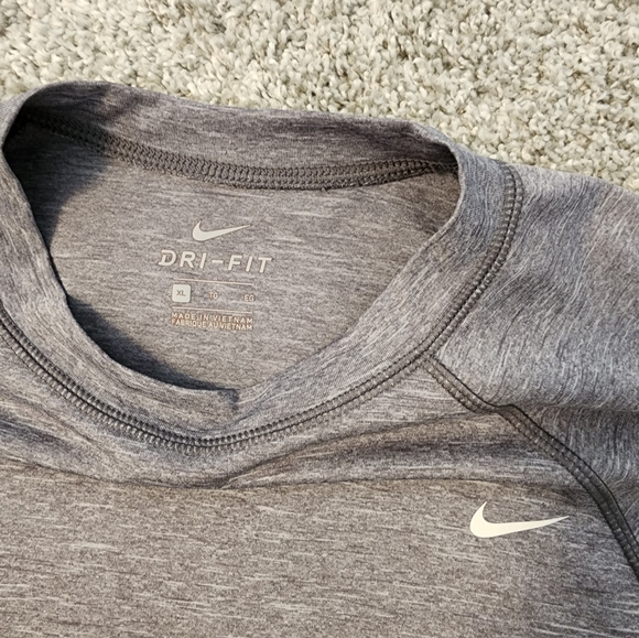 LIKE NEW - Grey Men's Nike Dri-fit UPF 40 T-shirt - Size XL - Picture 7 of 7